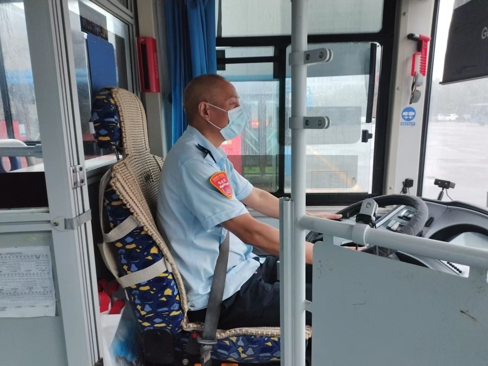 公交集團(tuán)公交事業(yè)一部 15路駕駛員伏開(kāi)全拾金不昧受表?yè)P(yáng)