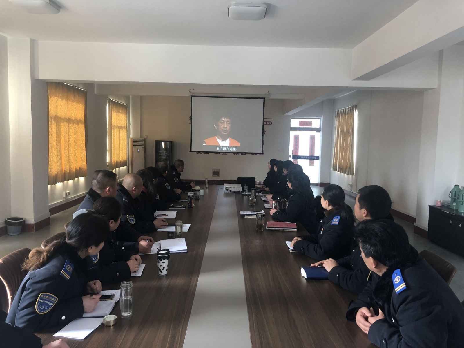 公交集團事業(yè)一部、經(jīng)營發(fā)展事業(yè)部組織觀看廉政教育片《遼寧人大原副主任宋勇案例》