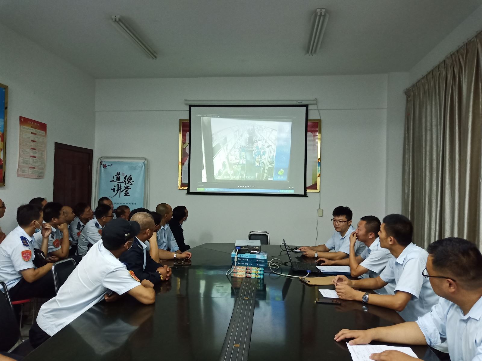 公交集團(tuán)公交事業(yè)二部召開駕駛員安全會(huì)