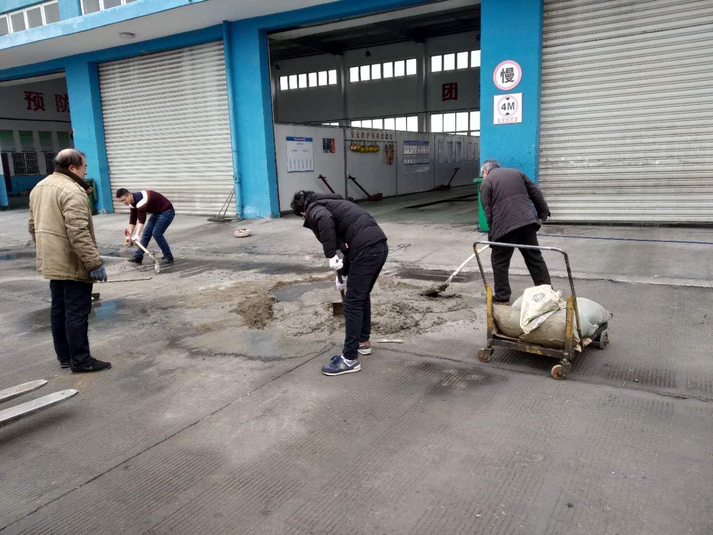 公交集團(tuán)機(jī)務(wù)事業(yè)部大浦分廠開(kāi)展車(chē)間地坪修整作業(yè)