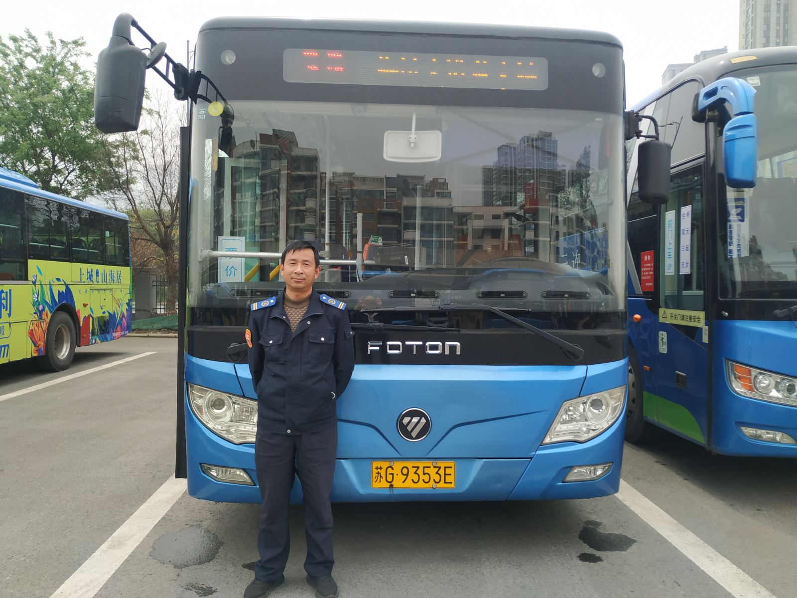 公交集團(tuán)公交事業(yè)二部35路駕駛員周朝利及時(shí)歸還乘客丟失的包受表?yè)P(yáng)