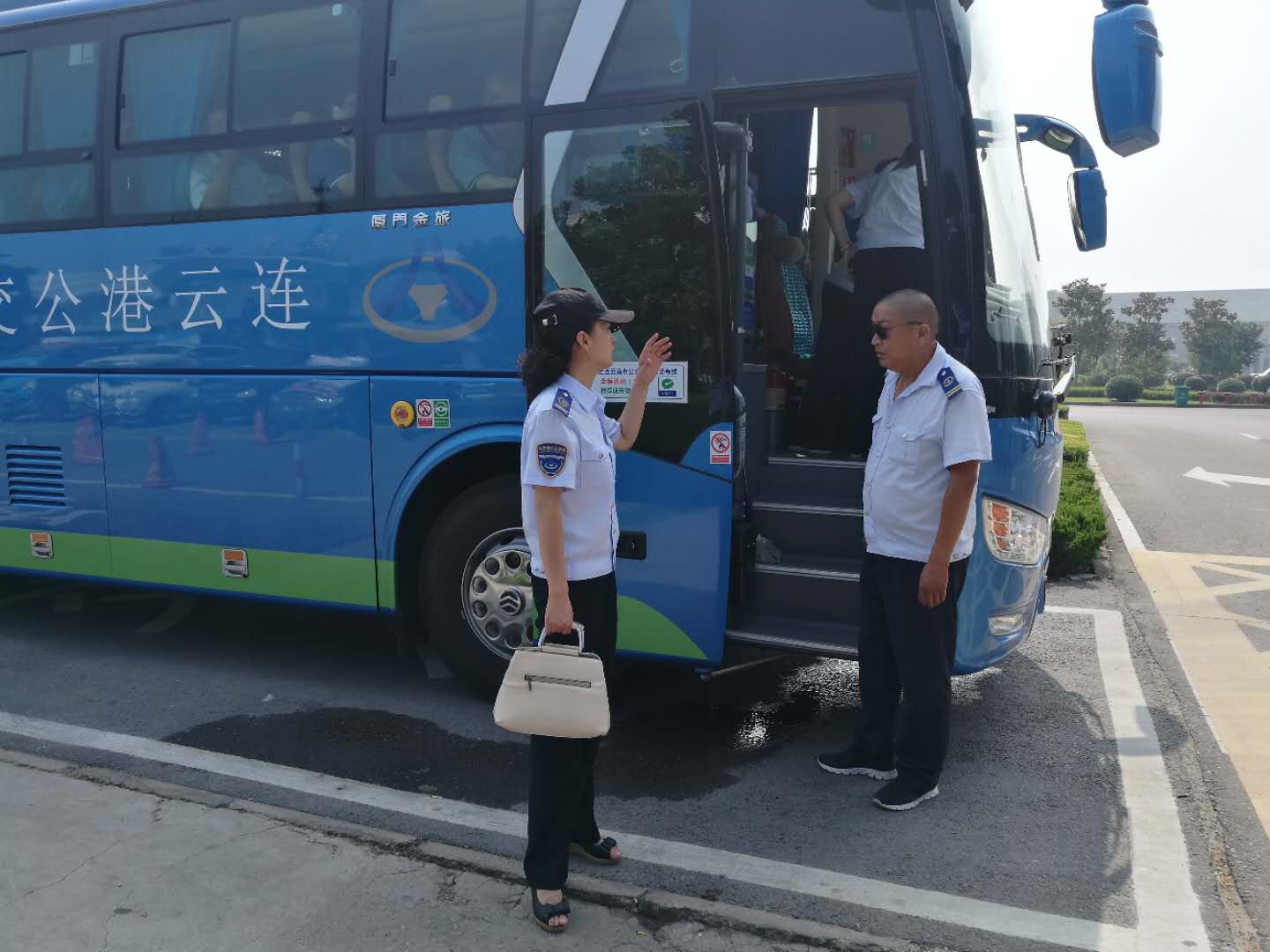 公交集團(tuán)佳連公司開展機(jī)場專線上路上線暗查工作