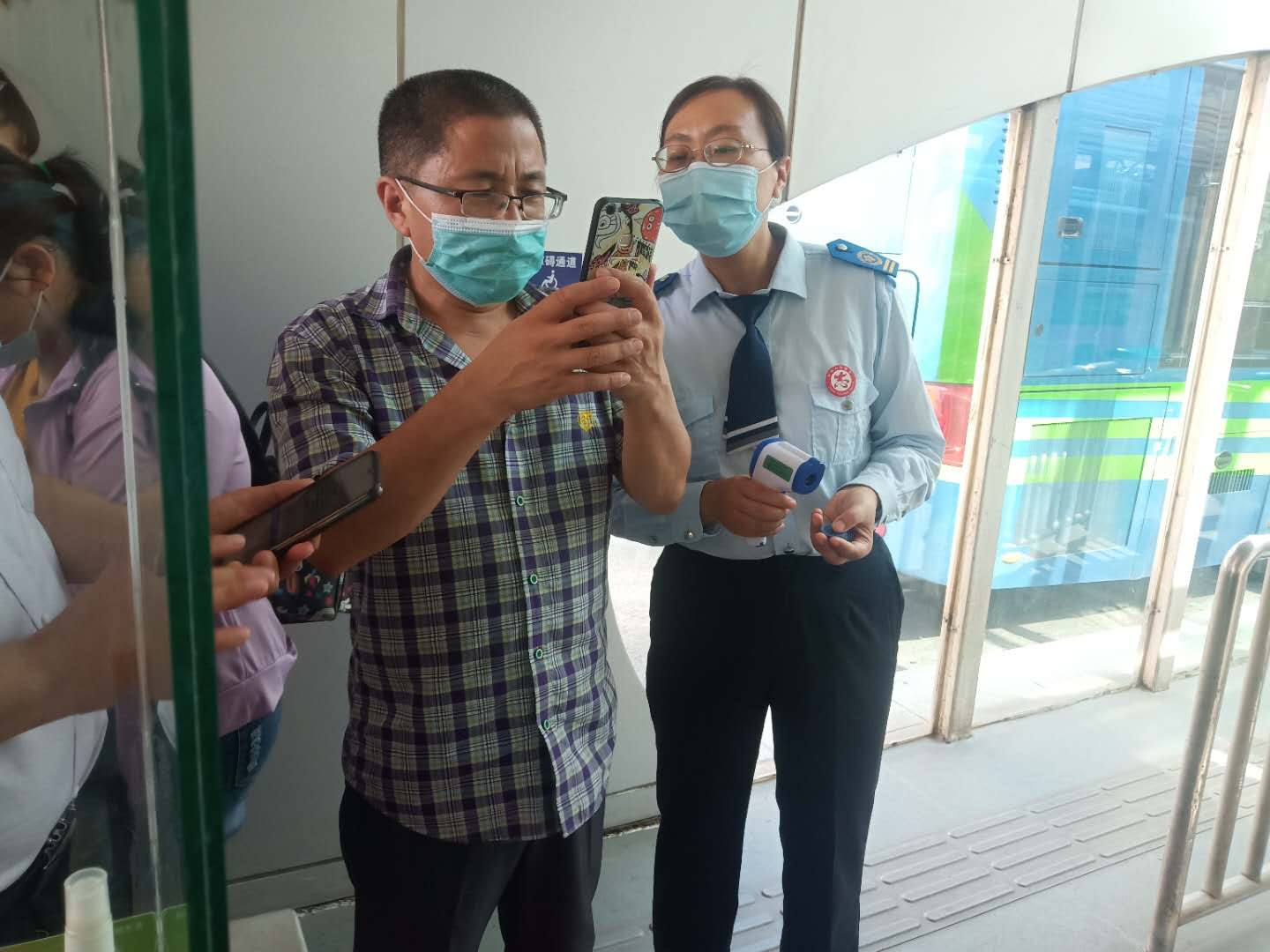 快速公交事業(yè)部站務(wù)員助人為樂