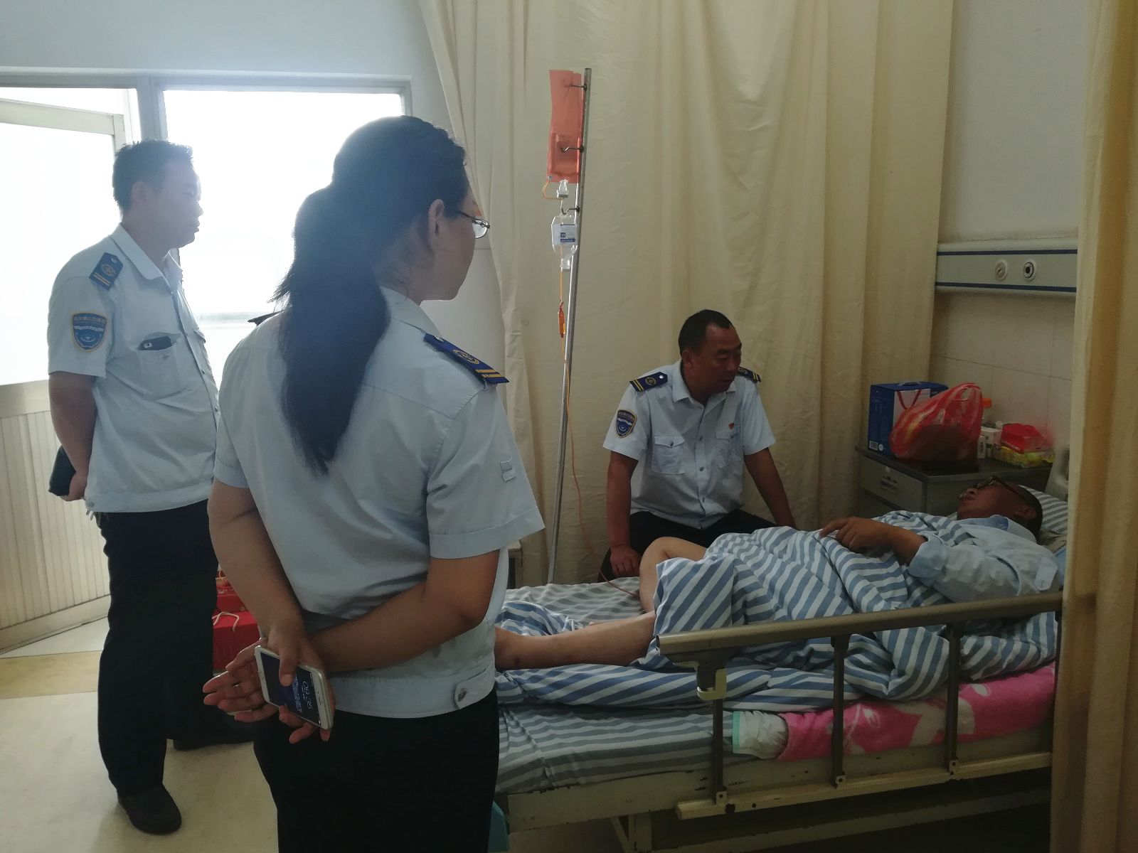 點(diǎn)滴關(guān)愛暖人心 公交集團(tuán)海通公交公司慰問生病職工