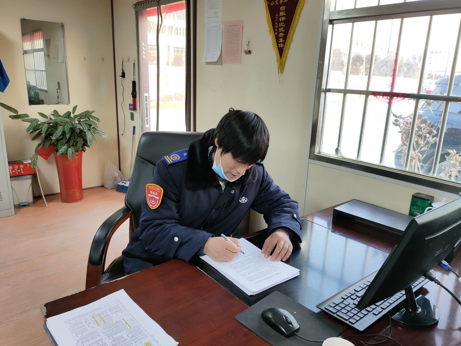 公交集團(tuán)公交事業(yè)一部簽訂駕駛員安全行車(chē)責(zé)任書(shū)