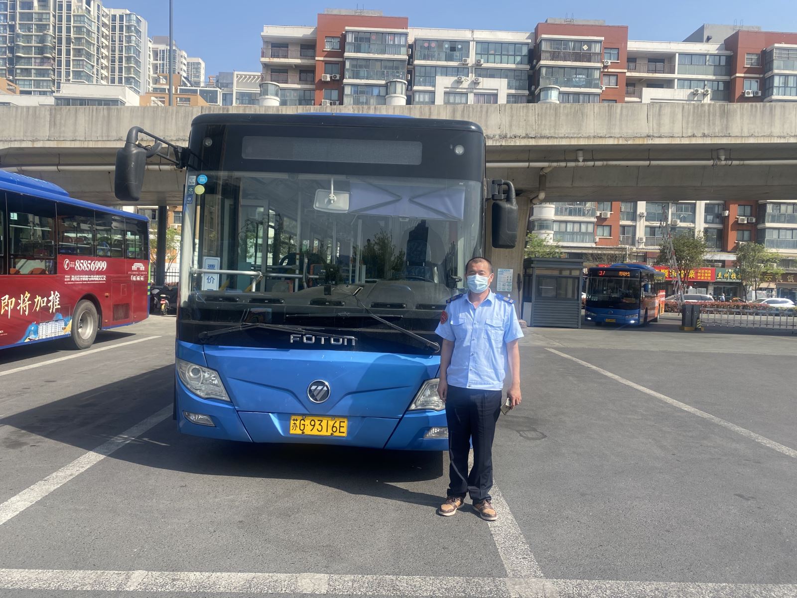 公交集團公交事業(yè)二部113路駕駛員龔志兵及時歸還乘客丟失的手機