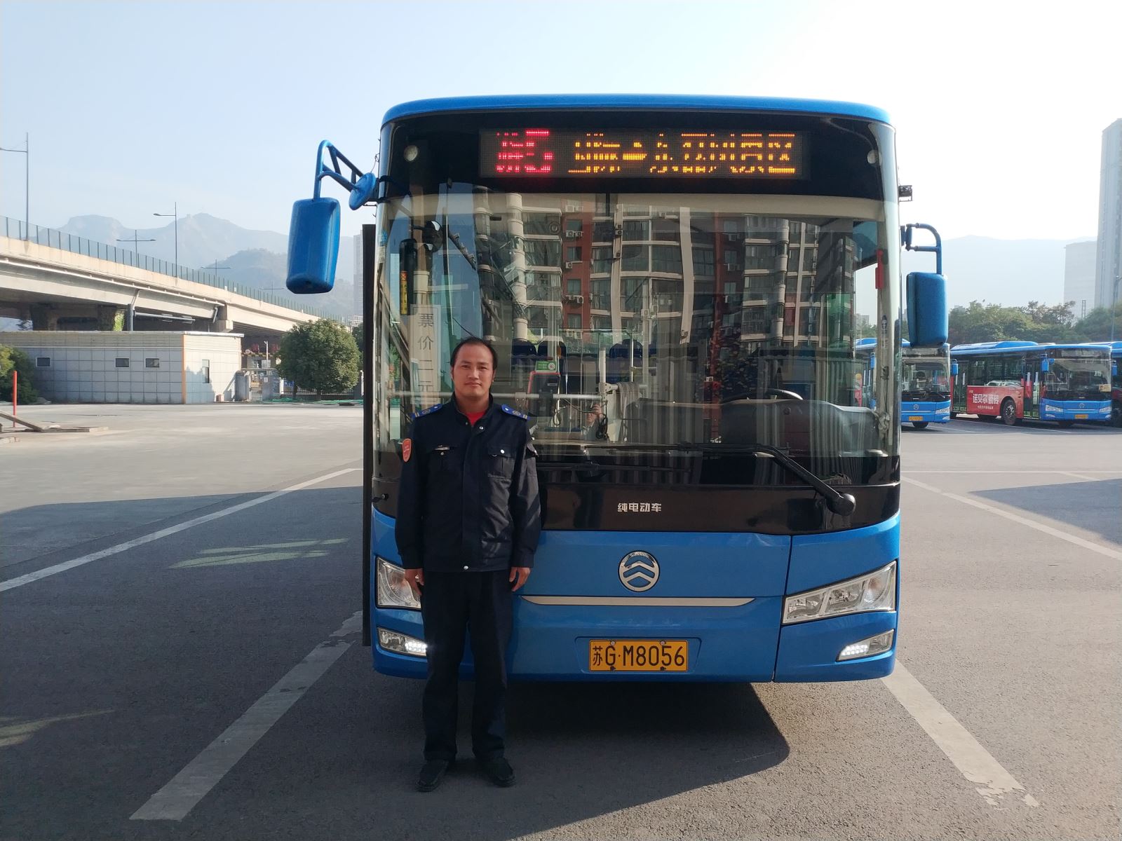 公交集團公交事業(yè)二部113路駕駛員張小波及時歸還乘客丟失的手機