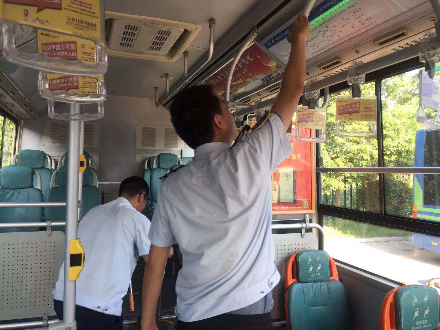 公交集團(tuán)快速公交事業(yè)部開(kāi)展車(chē)輛衛(wèi)生大檢查 做好創(chuàng)文抓手工作