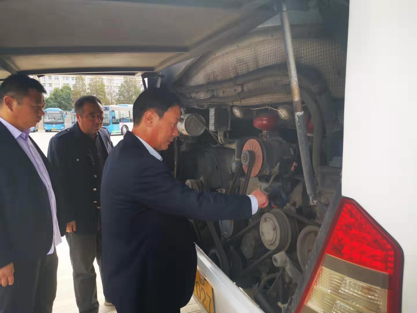 公交集團(tuán)公交事業(yè)二部、經(jīng)營發(fā)展事業(yè)部全力做好 “徐圩馬拉松”參運車輛專項檢查