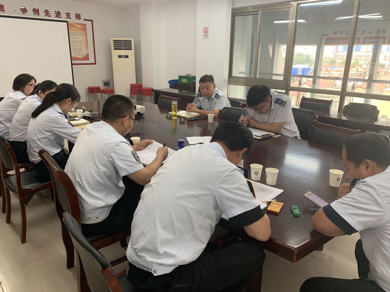 公交集團(tuán)快速公交事業(yè)部召開(kāi)服務(wù)投訴會(huì)