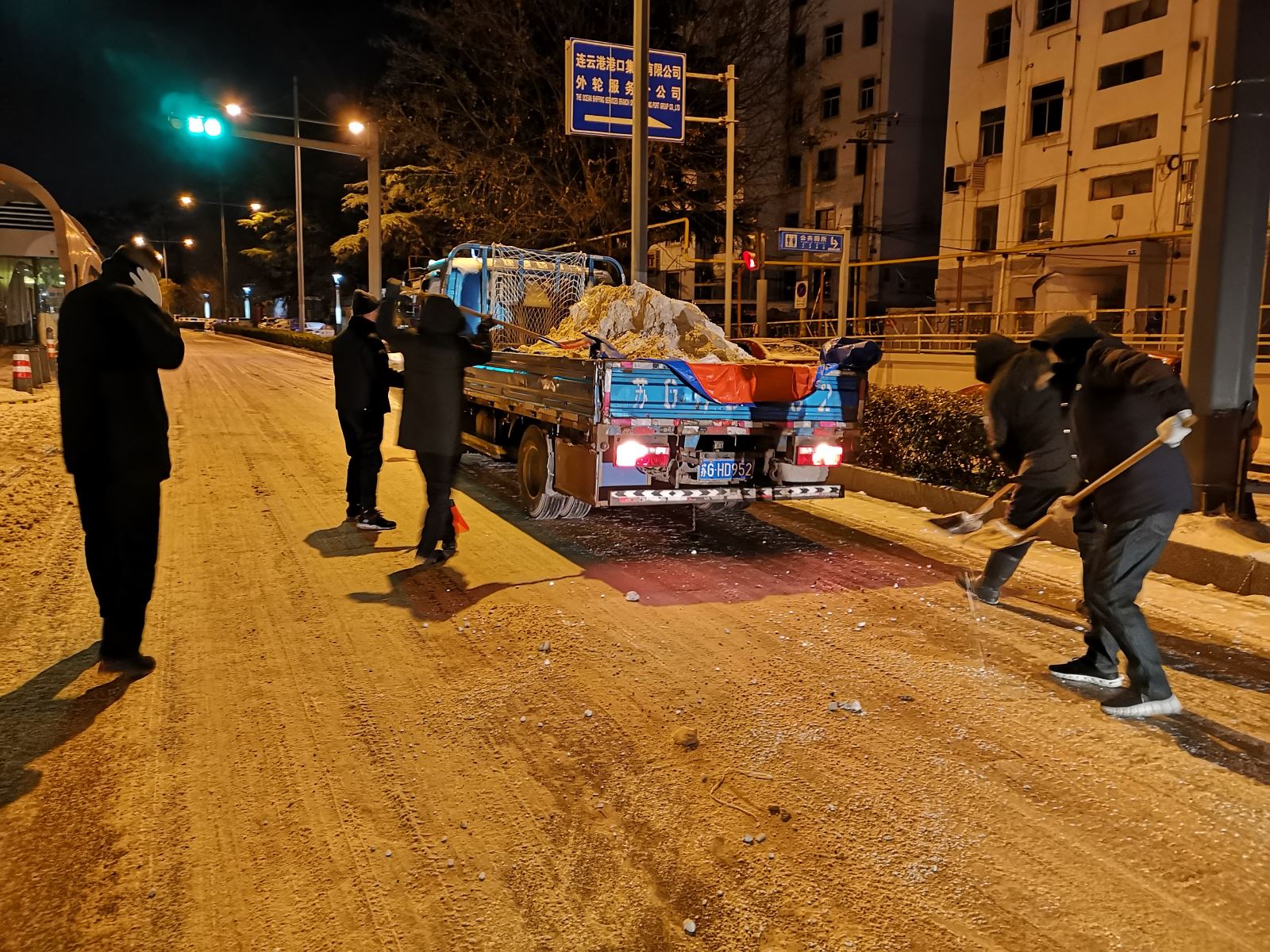 公交集團(tuán)公交事業(yè)二部持續(xù)應(yīng)對(duì)冰雪惡劣天氣