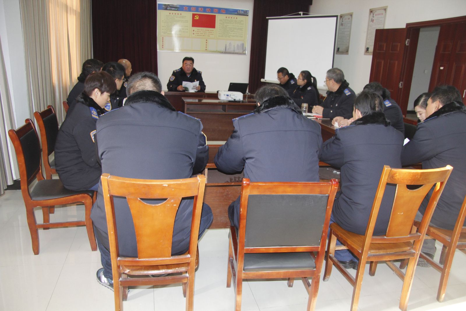 公交維修公司、大浦廠黨支部書記傳達(dá)西柏坡之行精神