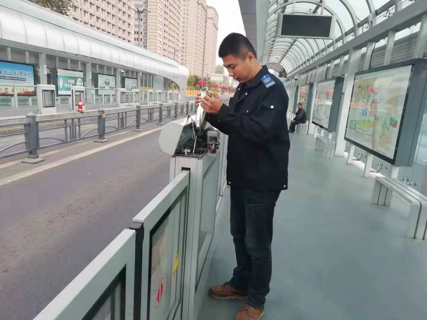 公交集團(tuán)快速公交事業(yè)部開展站臺安全門保養(yǎng)工作