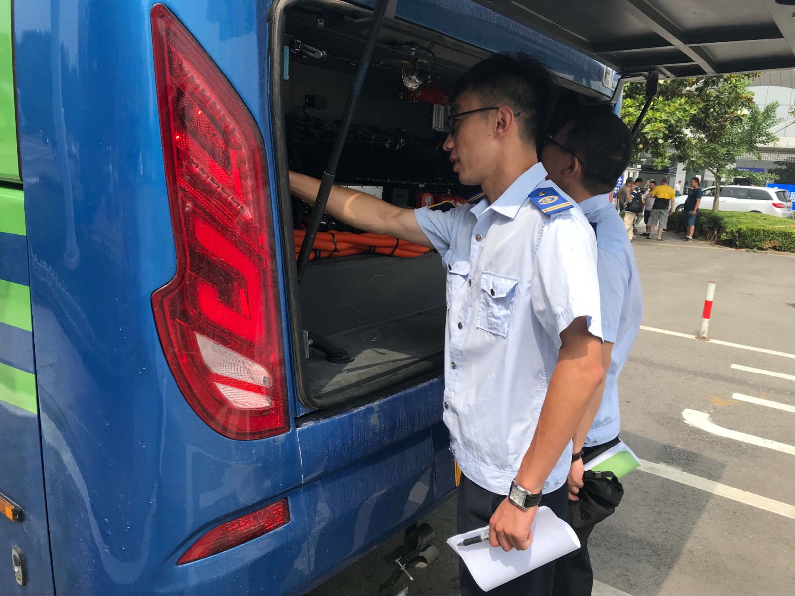 公交集團(tuán)佳連公司開展待運(yùn)營新能源車輛充電維護(hù)工作