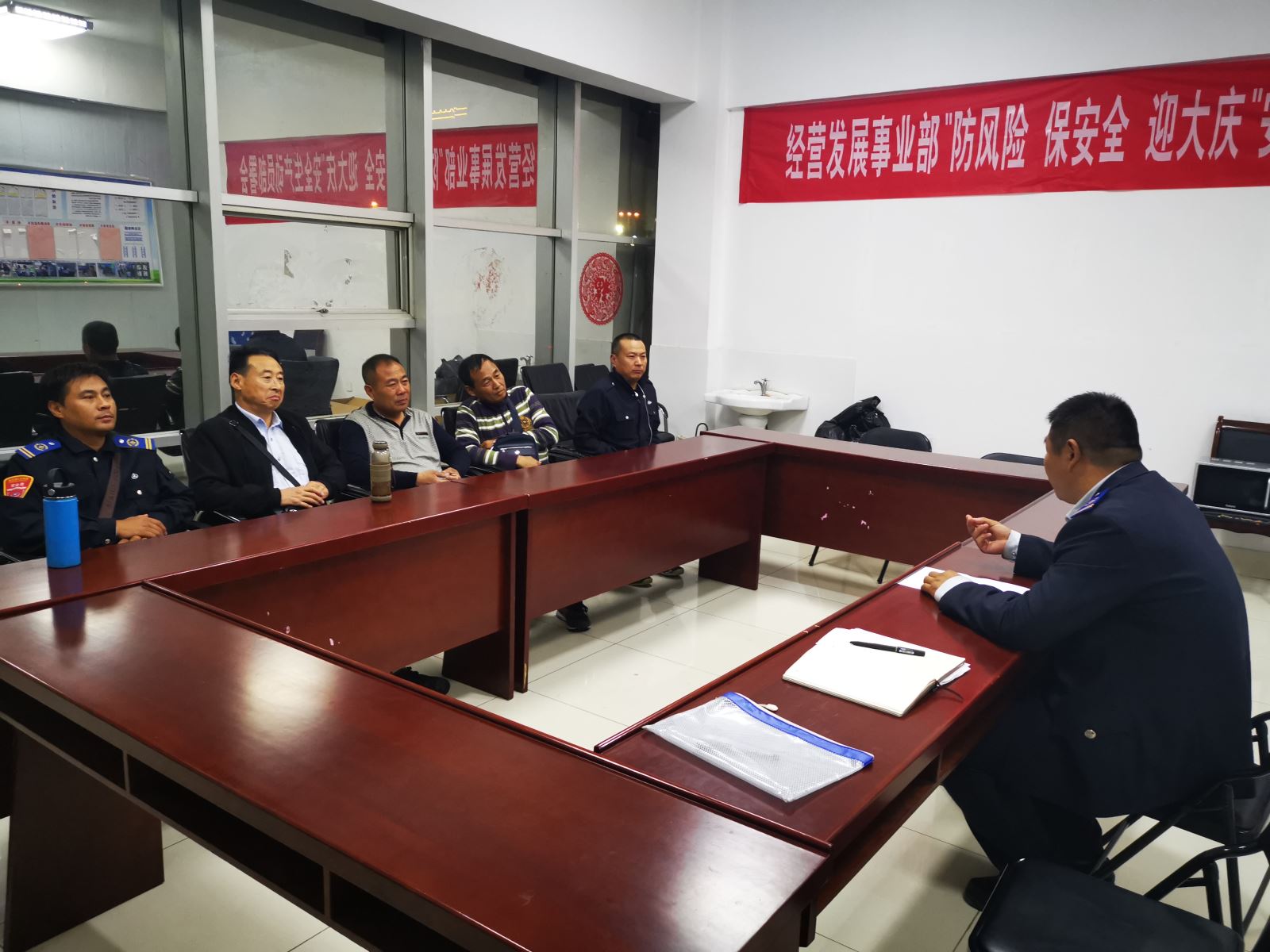 公交集團(tuán)經(jīng)營發(fā)展事業(yè)部召開游7路運營服務(wù)專題會議