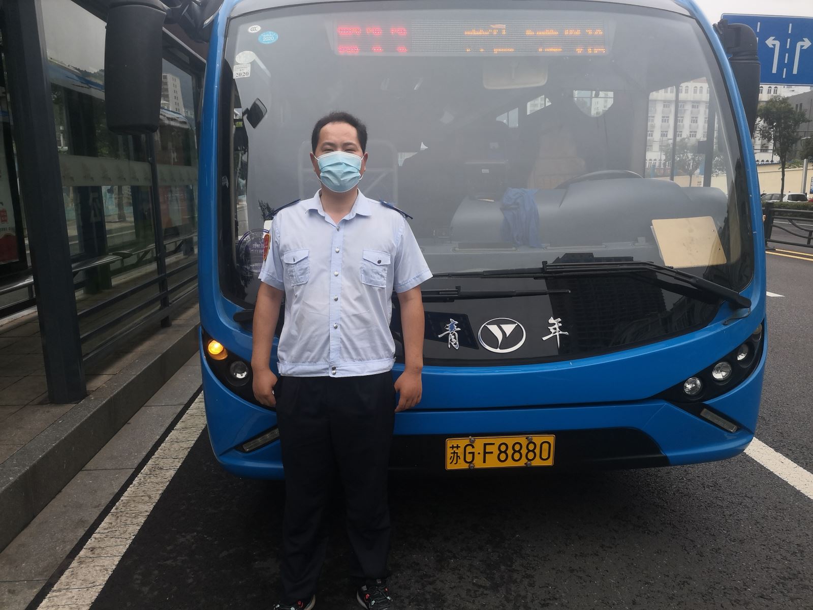 公交集團(tuán)公交事業(yè)二部游11路駕駛員金勇及時(shí)歸還乘客丟失的包