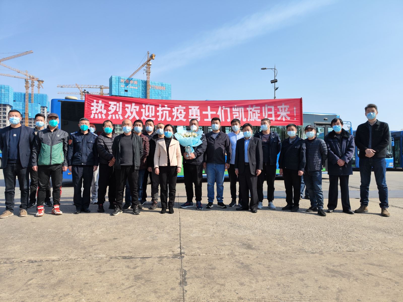 公交集團快速公交事業(yè)部迎接凱旋的轉(zhuǎn)運駕駛員