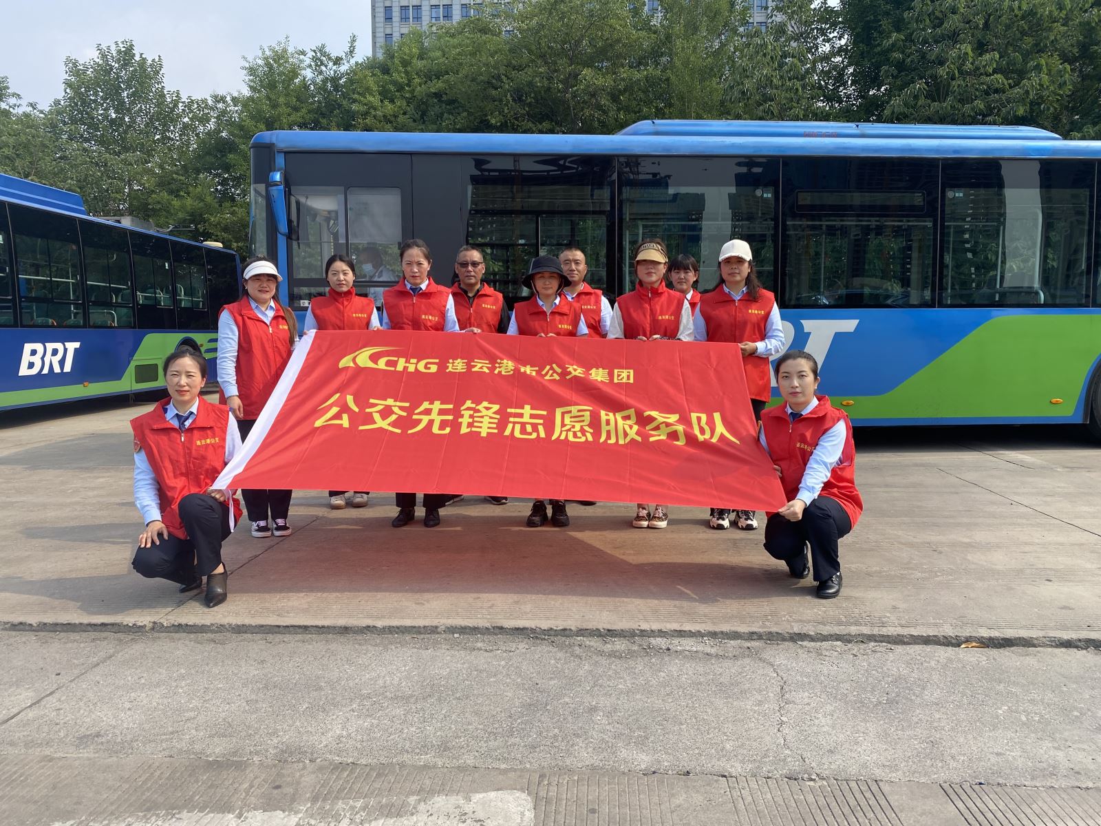 快速公交事業(yè)部開展“除草助創(chuàng)文， 行動亮初心”黨員志愿活動