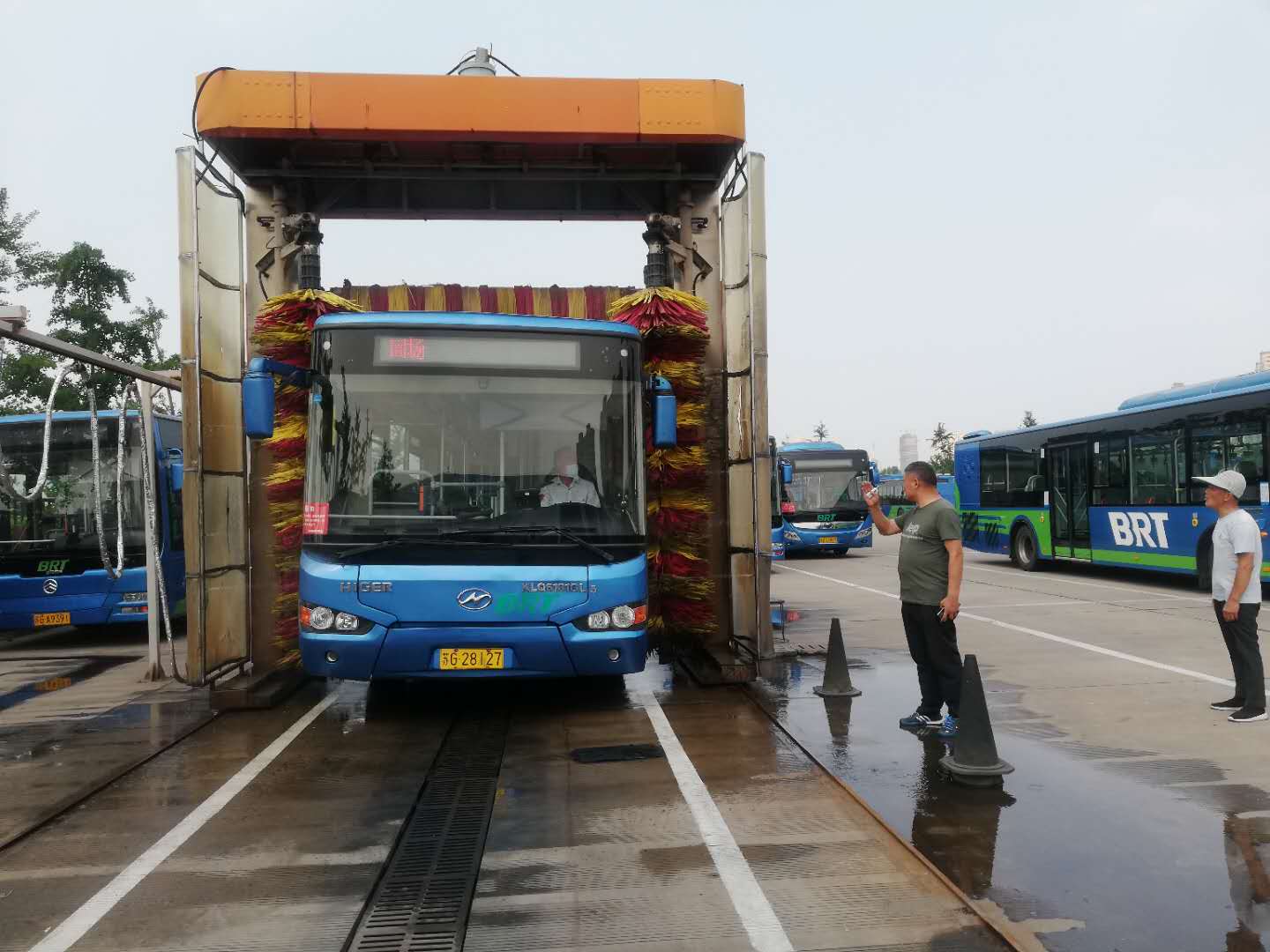 公交集團(tuán)快速公交事業(yè)部?jī)?yōu)化改造洗車機(jī)