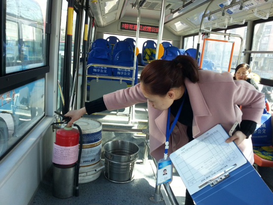 公交海州公司開展“乘公交 找問題”活動(dòng)