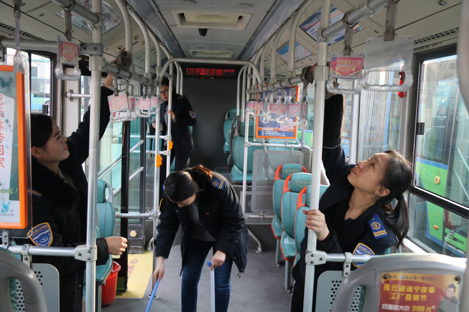 公交快速公司開展婦女節(jié)“一趟一掃一抹”活動(dòng)