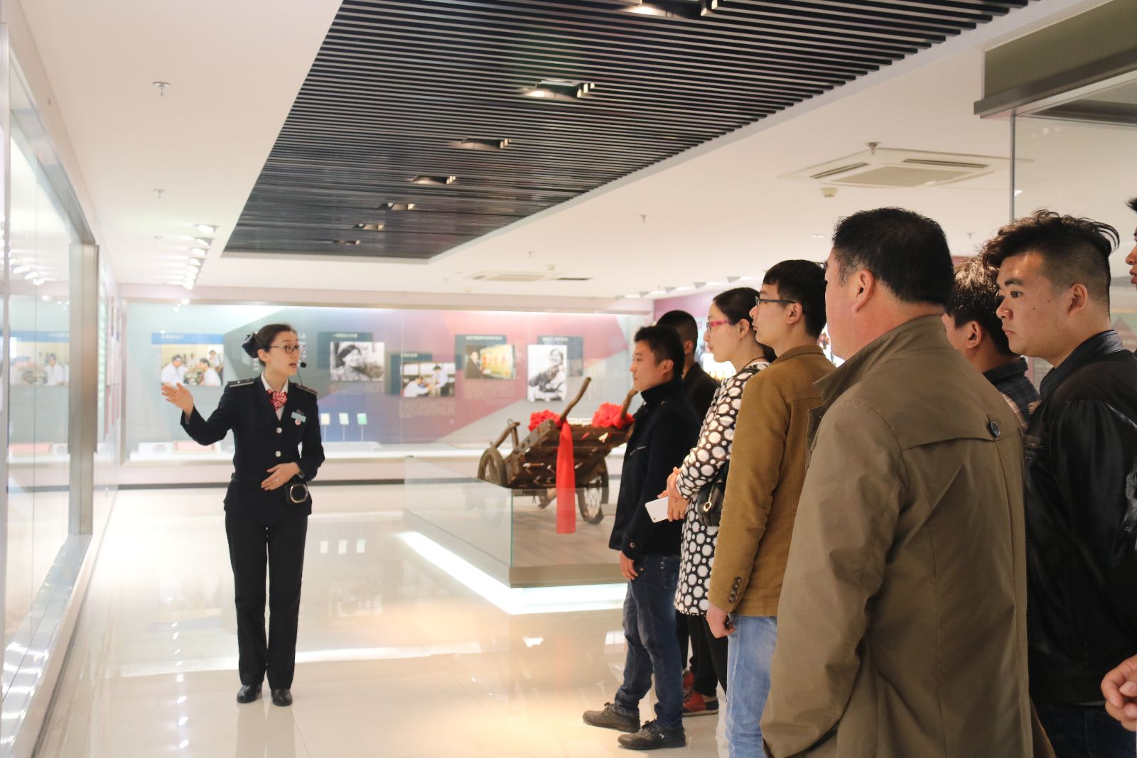 公交大浦廠、維修公司組織干部職工參觀“雷鋒車”事跡陳列館