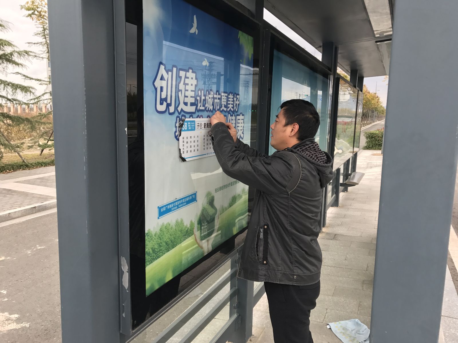 公交東部公司更新58路站牌標(biāo)識(shí)