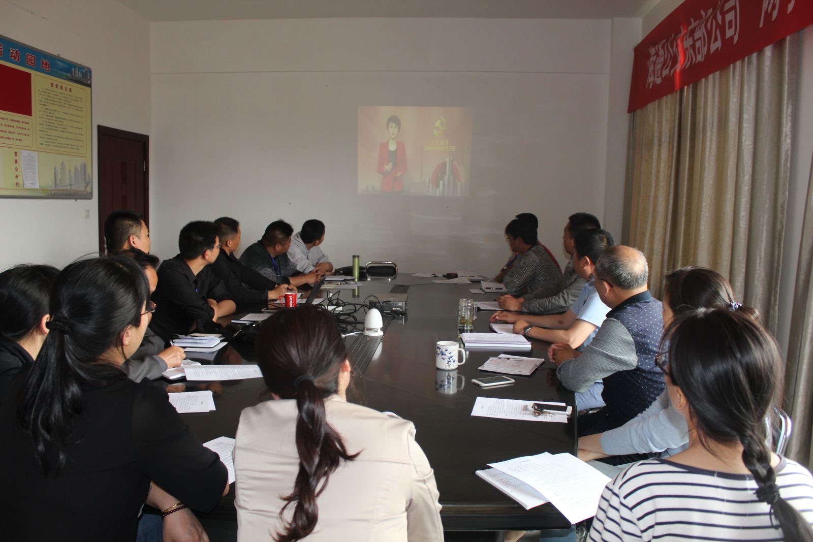 公交東部公司積極組織觀看電影《雨中的樹(shù)》