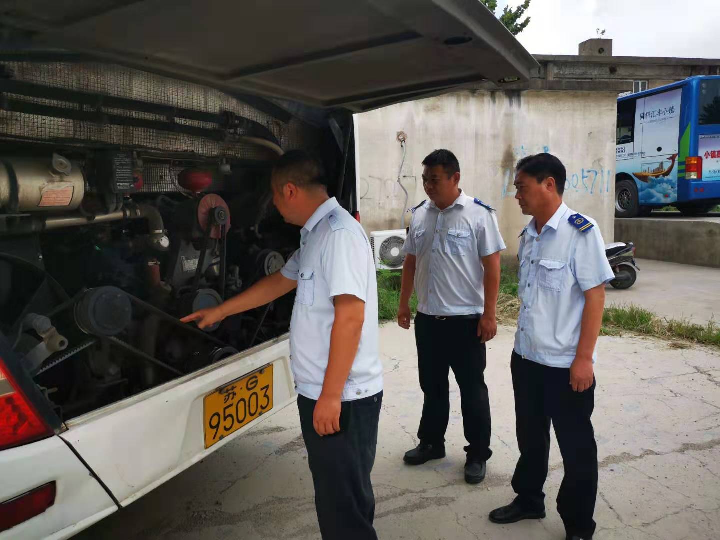 公交集團經營發(fā)展事業(yè)部開展“國慶”節(jié)前車輛安全檢查