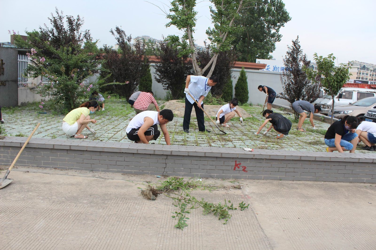 公交東部公司組織職工開(kāi)展義務(wù)勞動(dòng) 喜迎“八一”建軍節(jié)