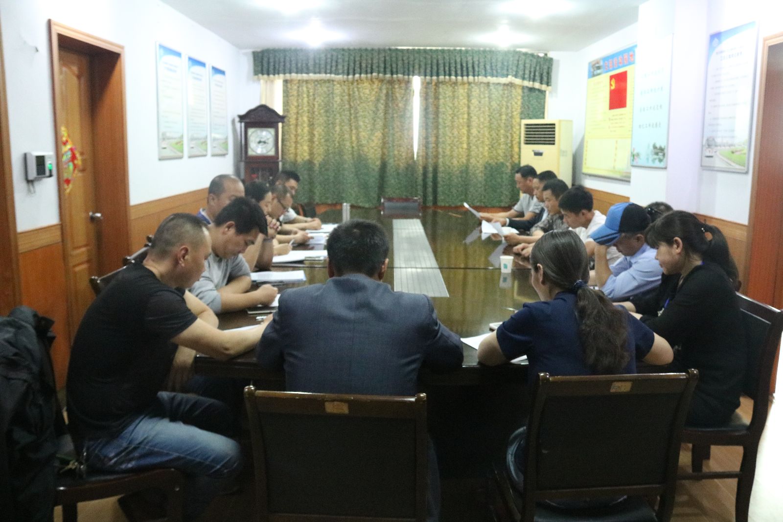 公交新浦公司書(shū)記講黨課 切實(shí)推進(jìn)“兩學(xué)一做”