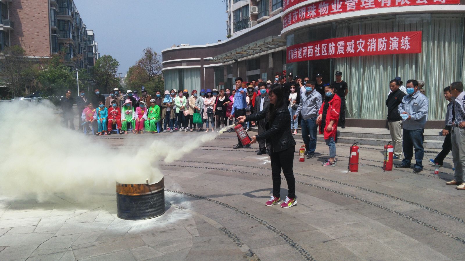 公交維修公司黨支部積極參加河西社區(qū)開(kāi)展5.12防震減災(zāi)消防演練