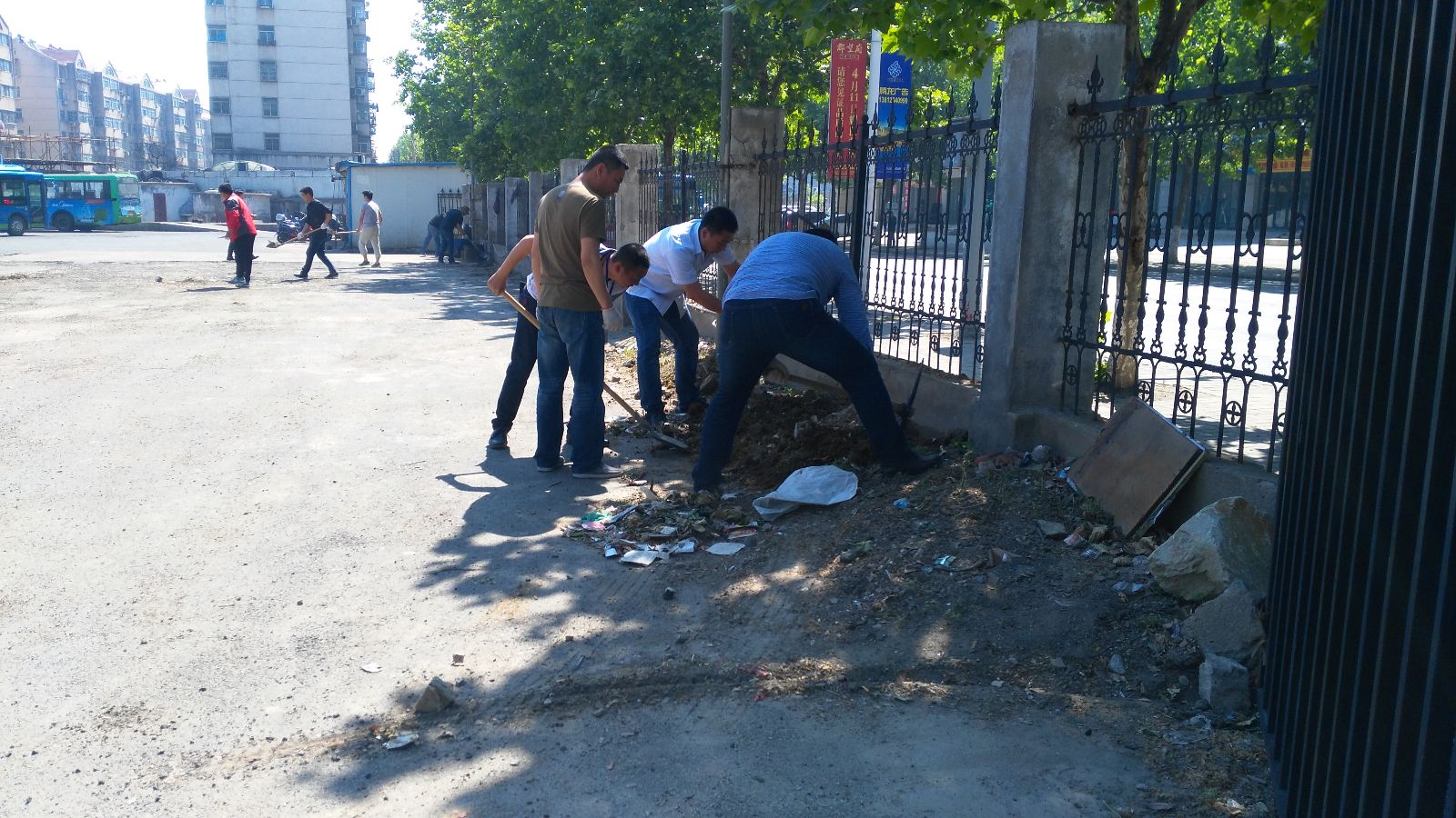 公交東部公司開(kāi)展園丁小區(qū)公交場(chǎng)站平整活動(dòng)