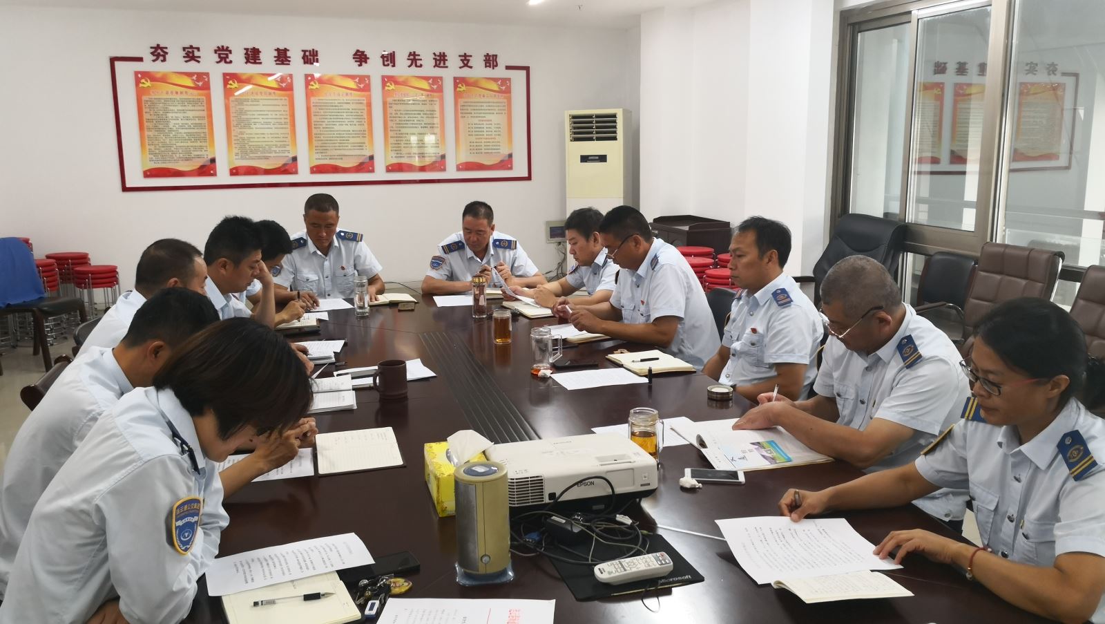 公交集團(tuán)快速公交公司召開安全生產(chǎn)責(zé)任落實(shí)工作會議