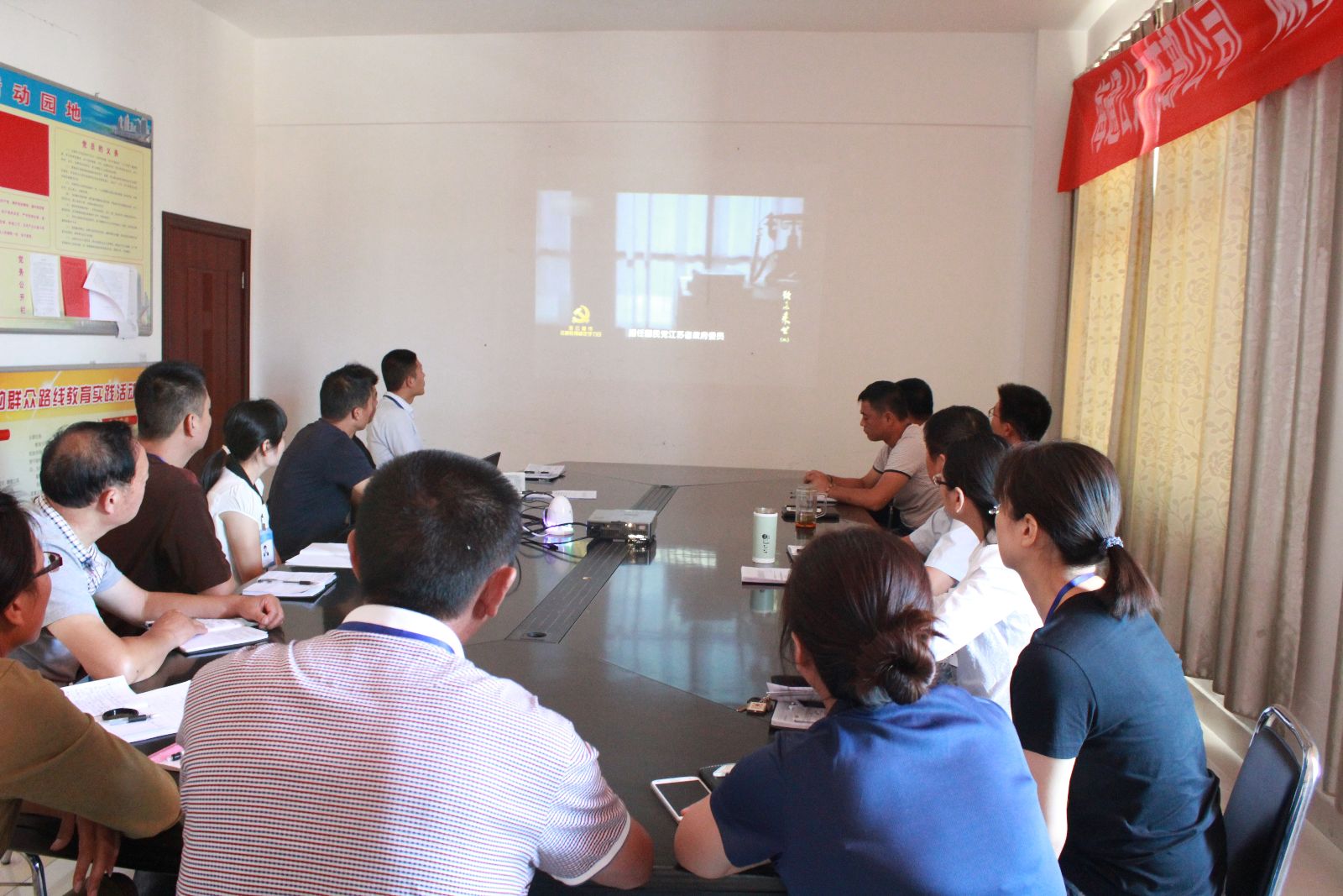 公交東部公司積極組織觀看專題片《致未來(lái)書(shū)》