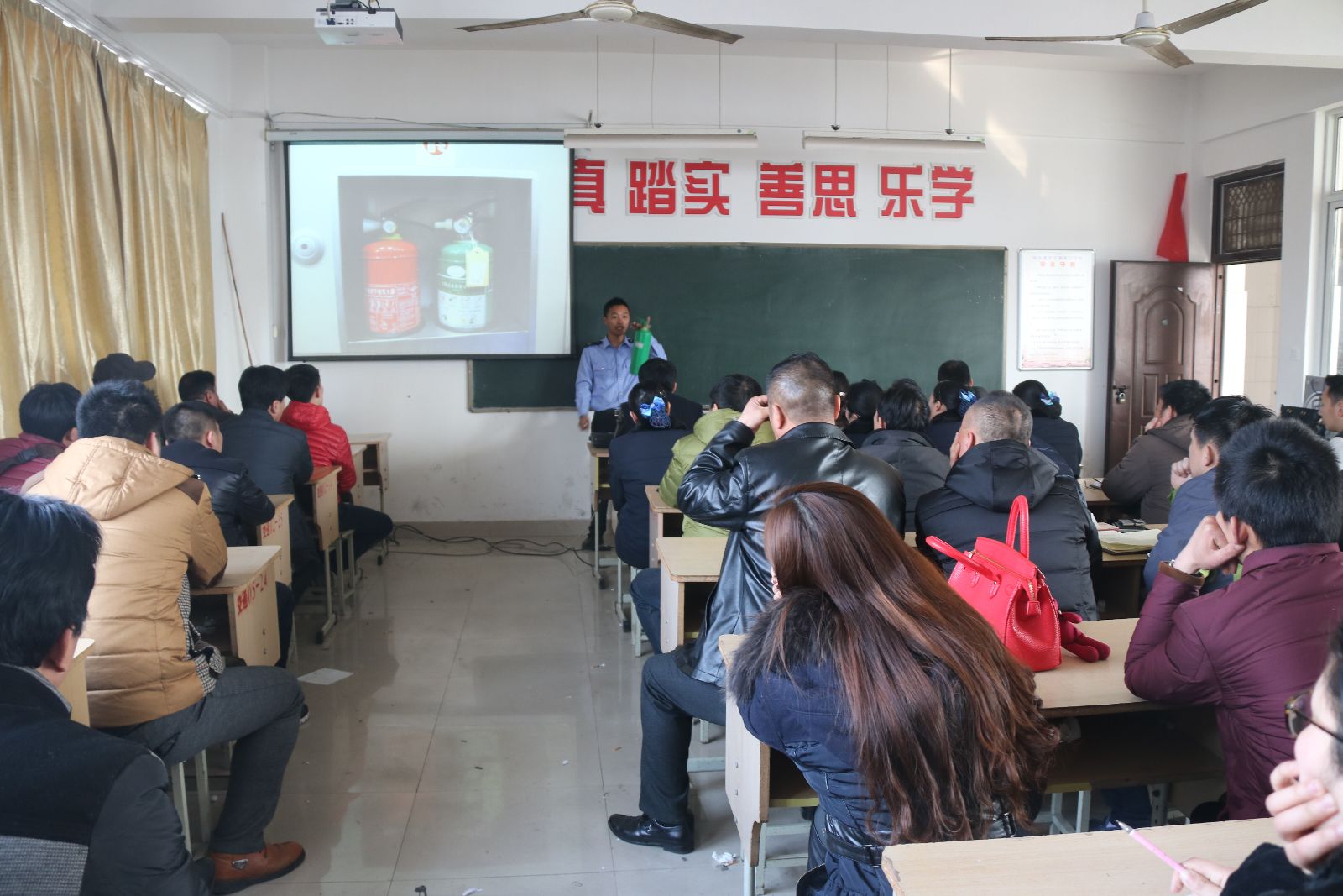 海通公交公司開(kāi)展消防安全知識(shí)培訓(xùn)