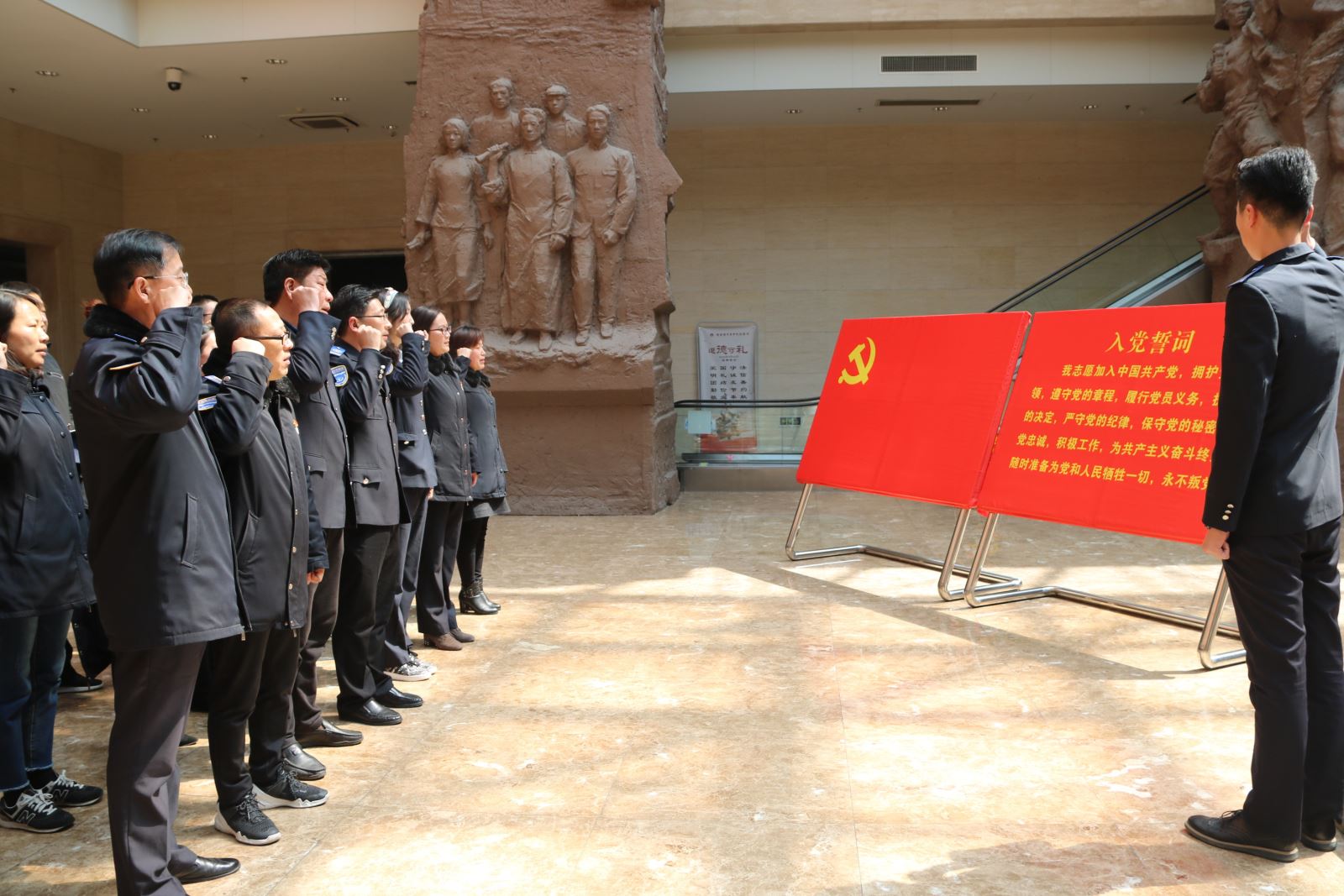 公交集團(tuán)機(jī)關(guān)總支開(kāi)展“緬懷先烈憶初心、傳承精神勇?lián)?dāng)”主題黨日活動(dòng)