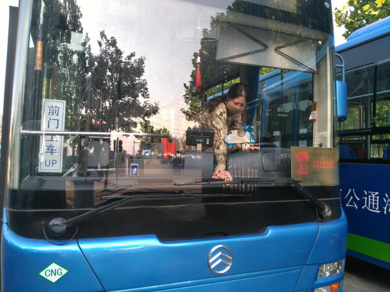 公交東部公司繼續(xù)開(kāi)展首末站“一趟一掃一抹”活動(dòng)