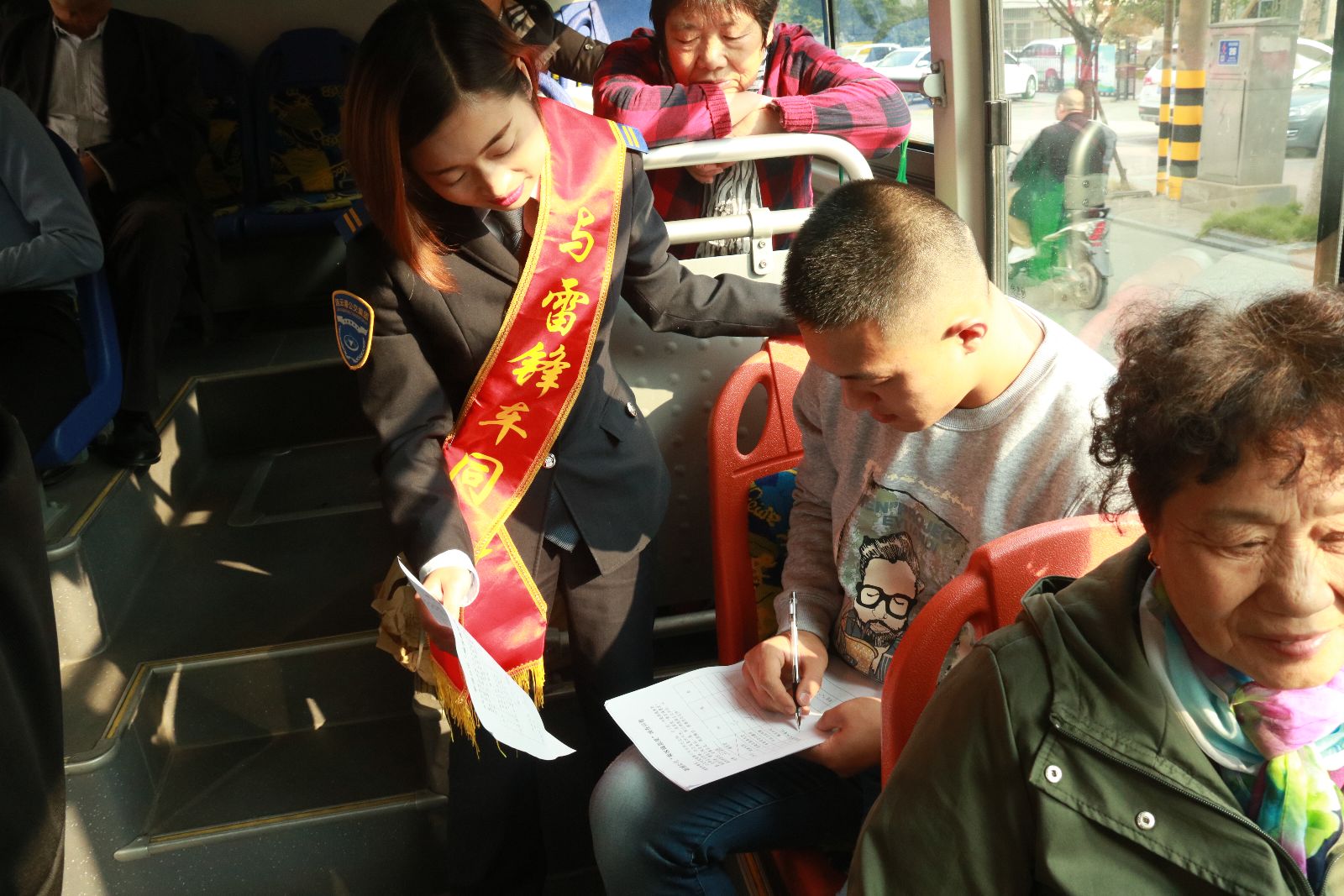 公交集團新浦公司23路開展“九九重陽節(jié)、濃濃敬老情”活動