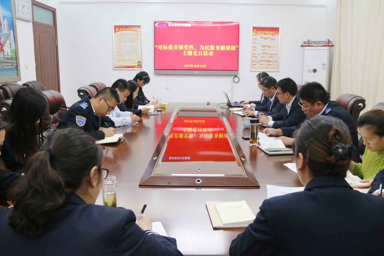 公交集團(tuán)機(jī)關(guān)黨總支開展“對標(biāo)找差強(qiáng)黨性，為民服務(wù)解難題”主題黨日活動