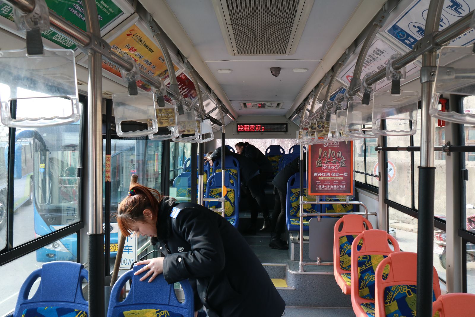 公交海州公司開展慶“三八婦女節(jié)”義務(wù)清理車廂衛(wèi)生活動(dòng)