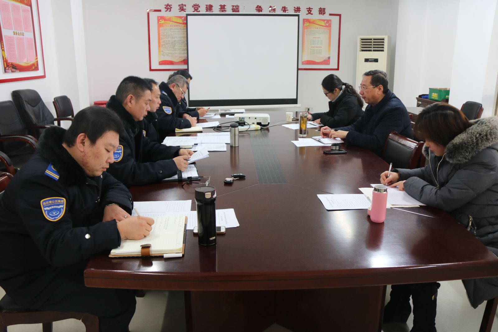 公交集團快速公交事業(yè)部召開2018年年度黨員領(lǐng)導(dǎo)干部民主生活會