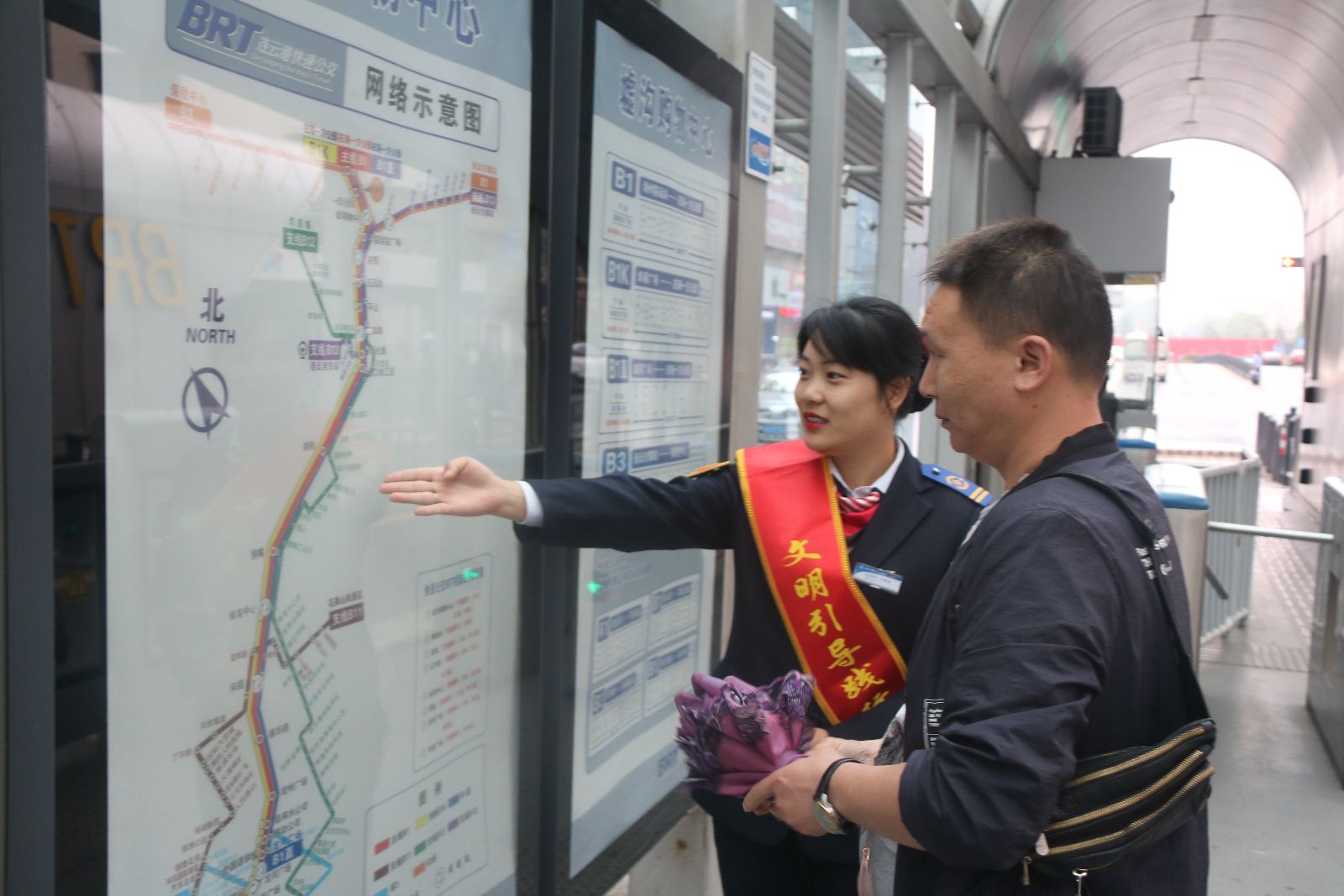 愛崗敬業(yè)的站務(wù)員