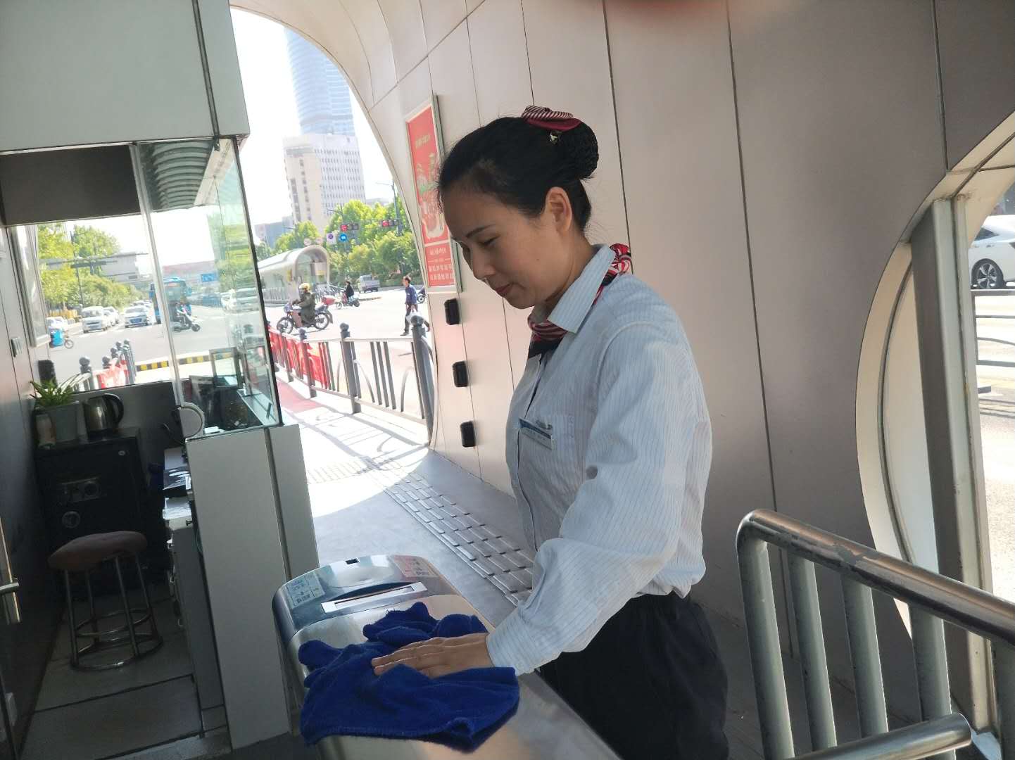 公交集團站務(wù)員堅守崗位助老人，優(yōu)質(zhì)服務(wù)暖人心