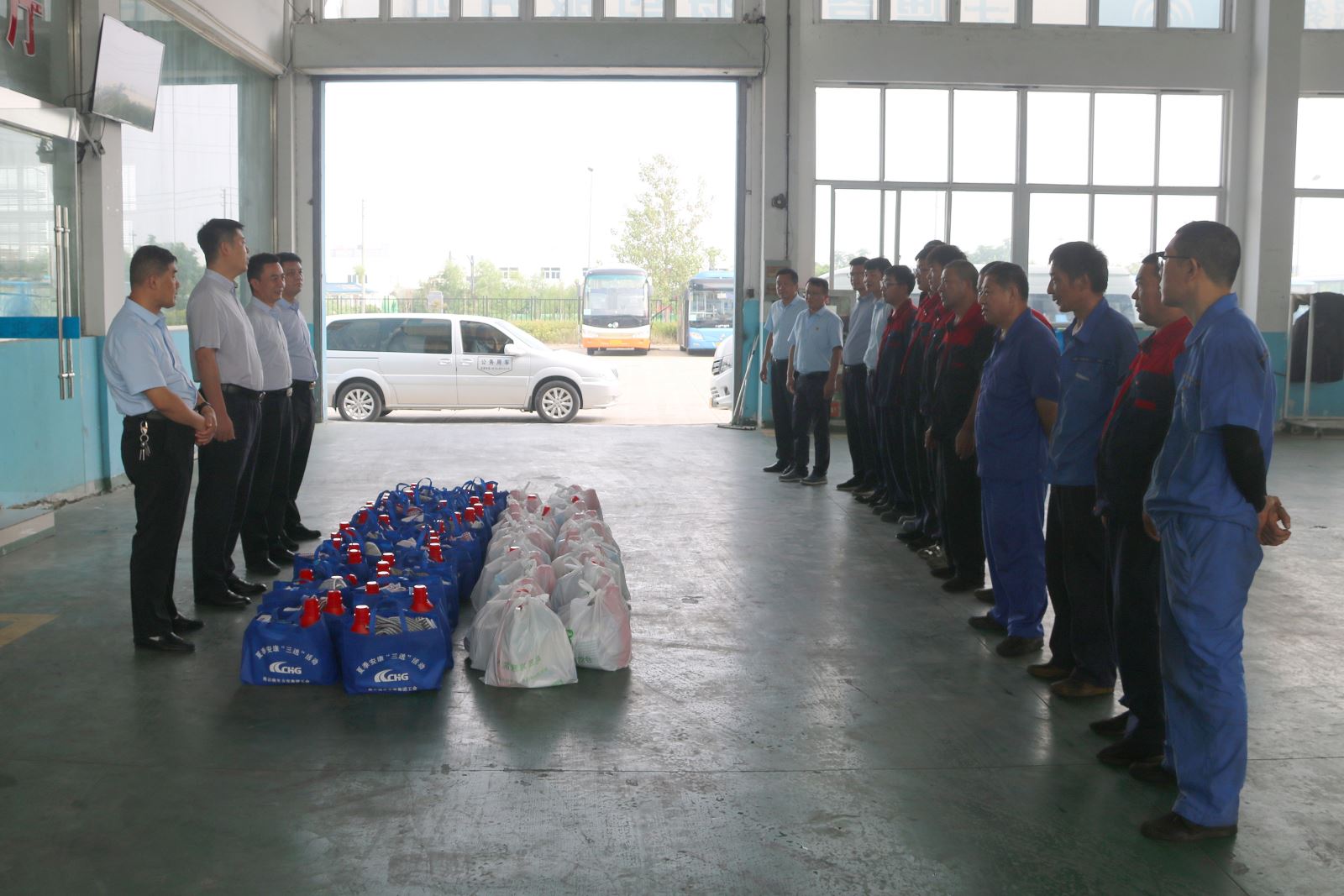 公交集團(tuán)開(kāi)展“關(guān)愛(ài)職工 夏送清涼” 慰問(wèn)活動(dòng)