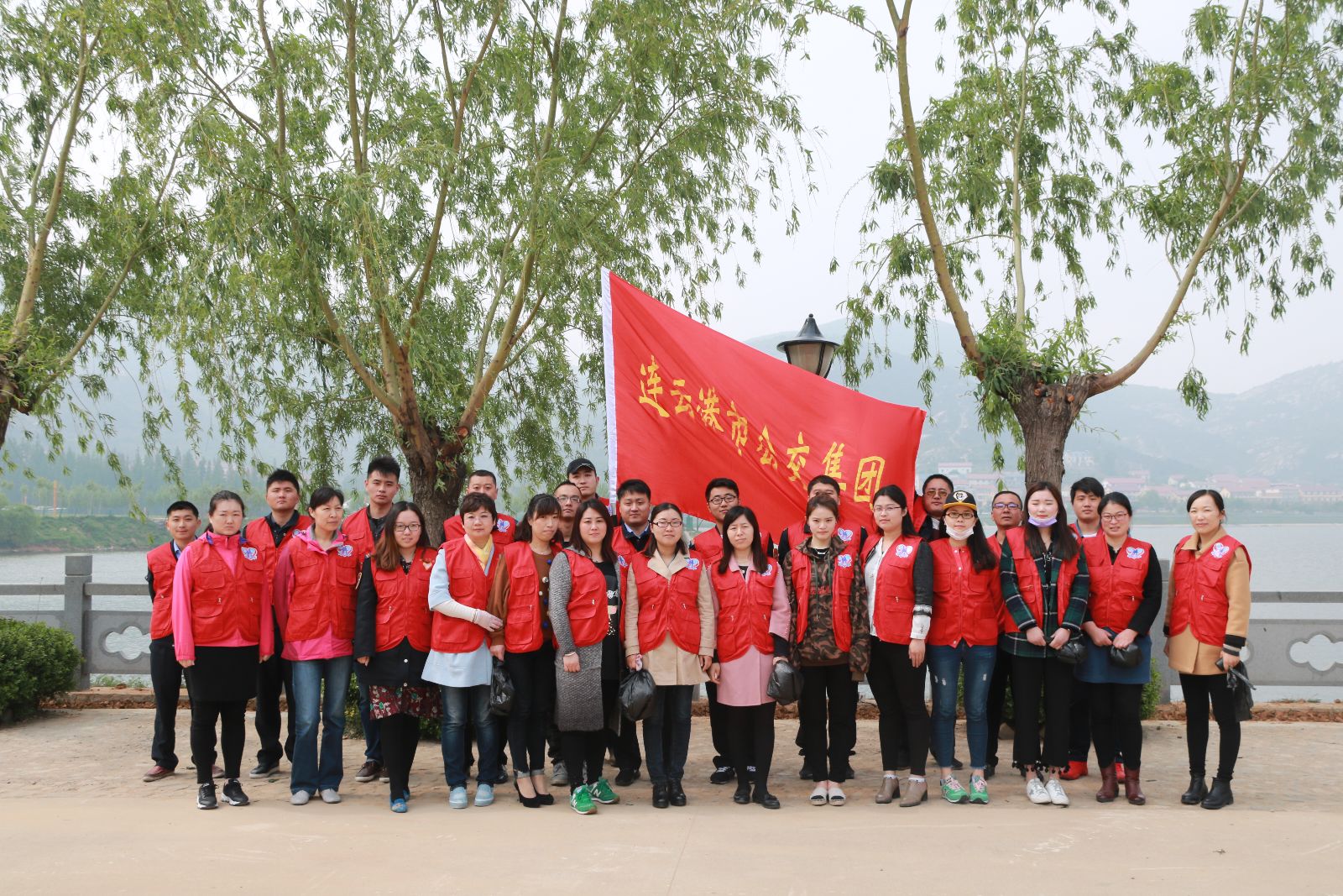 公交集團(tuán)組織開展志愿環(huán)?；顒?/></a></em>
        <div>
        <span><a href=