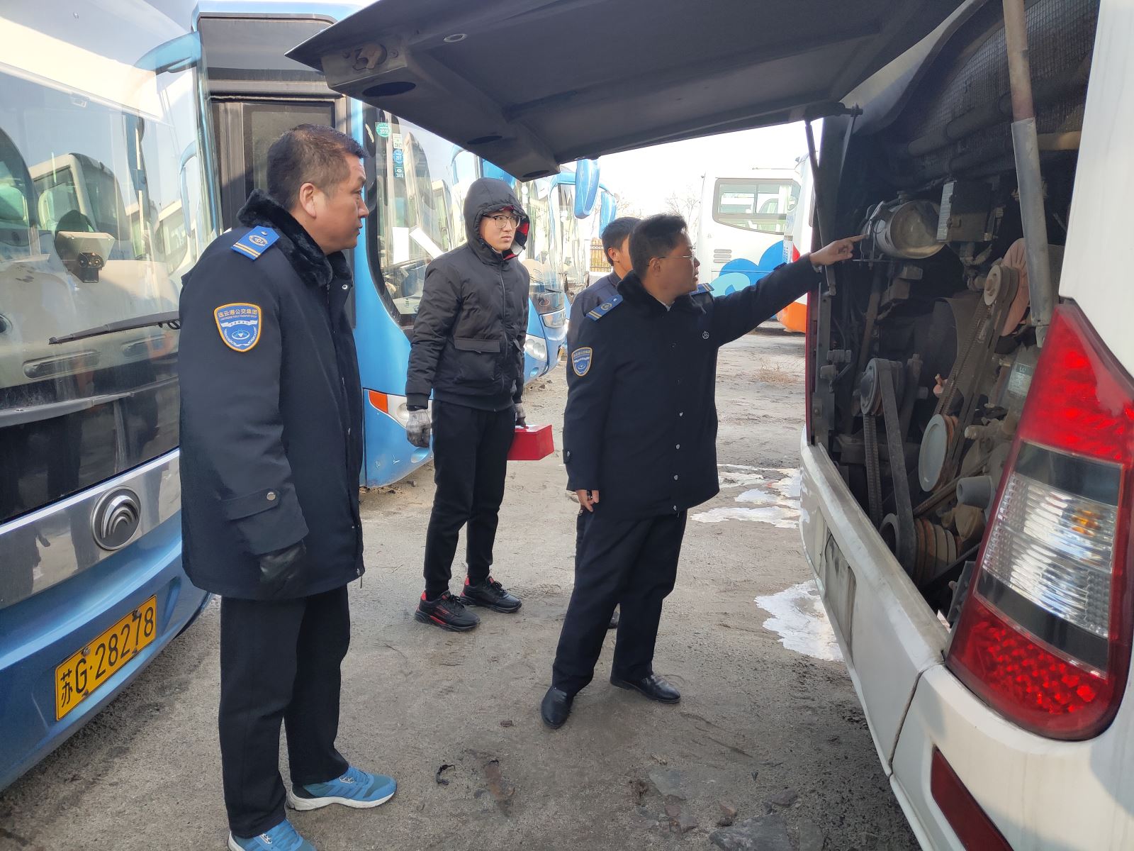 公交集團機務(wù)技術(shù)事業(yè)部開展待運營車輛檢查工作