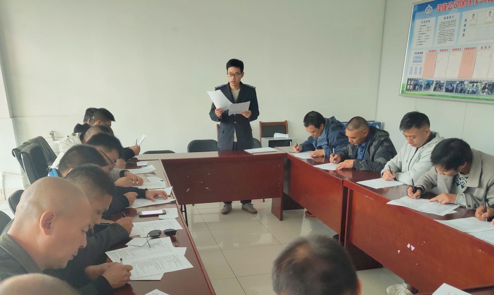 公交集團(tuán)機(jī)務(wù)技術(shù)事業(yè)部對新進(jìn)駕駛員進(jìn)行崗前機(jī)務(wù)培訓(xùn)