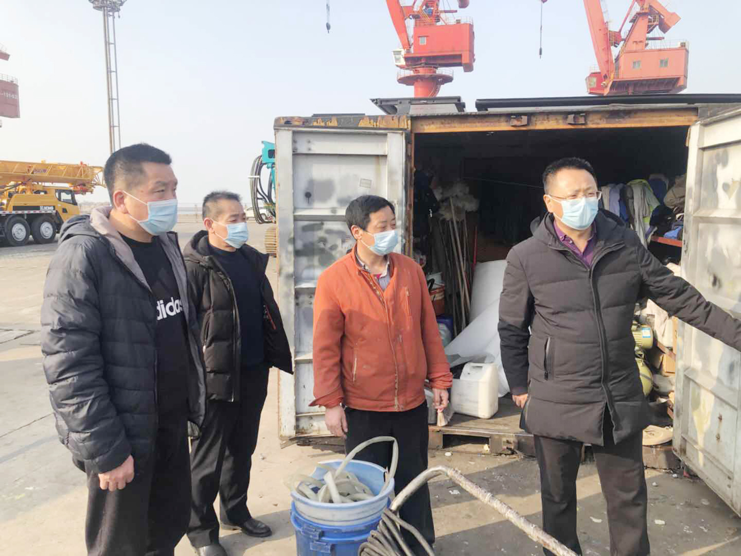 公交集團(tuán)機(jī)務(wù)技術(shù)事業(yè)部領(lǐng)導(dǎo)班子集體，慰問(wèn)港口服務(wù)一線(xiàn)人員