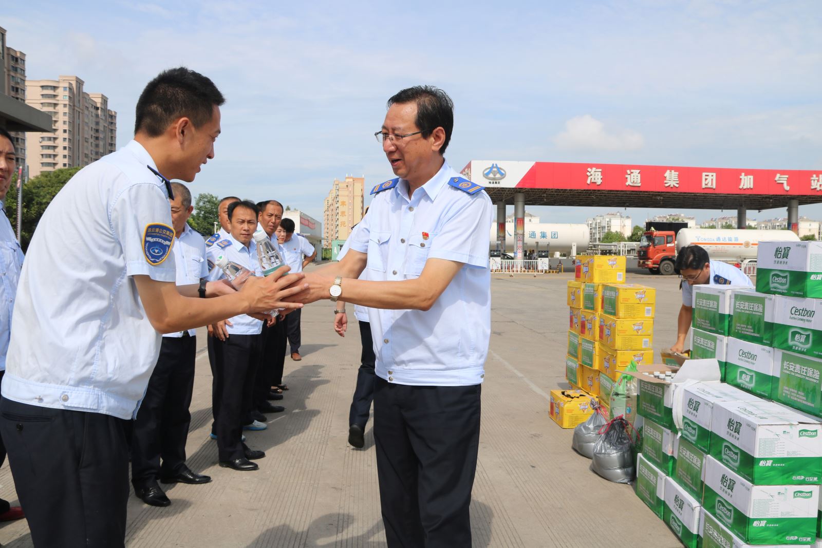 致敬高溫下的公交人（一）：太陽很烈，你們很美！